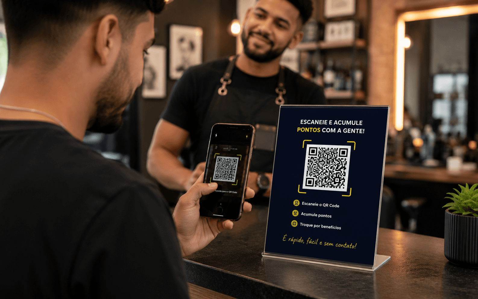 Cliente escaneando QR Code fixo para receber pontos no estabelecimento